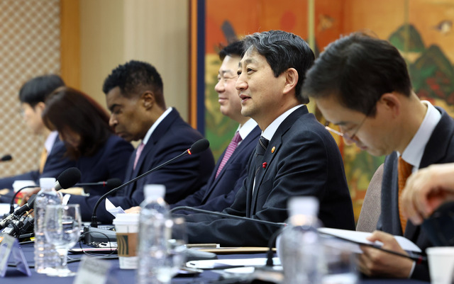 산업통상자원부는 20일 우리 경제의 대외신인도 제고를 위해 ‘2025년 외국인투자 규제혁신 추진계획 킥오프 회의’를 개최했다. 사진은 지난해 12월 안덕근 산업부 장관이 외국인투자 전략회의에서 발언하고 있는 모습. / 뉴시스