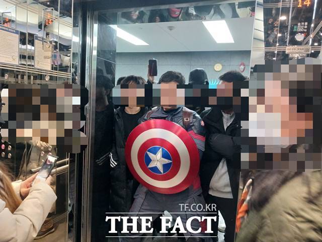 마블 캐릭터 캡틴 아메리카 복장을 한 윤석열 대통령 지지자가 경찰서 현관문을 파손해 경찰에 붙잡혔다. 사진은 지난 10일 안모(41)씨가 서울 중구 국가인권위원회 건물 14층 엘리베이터 앞을 막고 선 모습. 2025.02.10/뉴시스