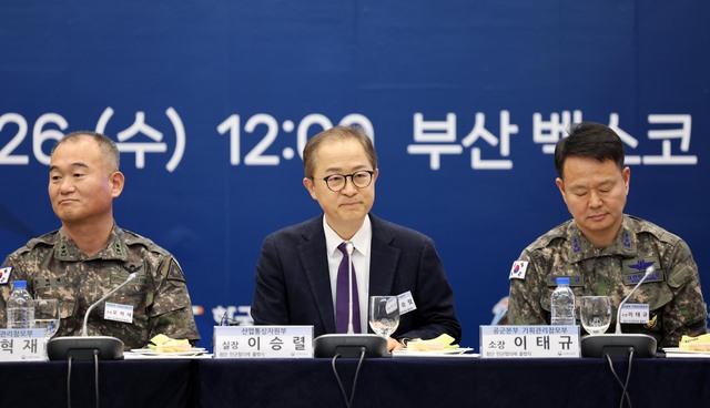 이승렬 산업통상자원부 산업정책실장(가운데)이 26일 부산 벡스코에서 열린 ‘첨단민군협의체 출범식’에 참석해 군 관계자들과 지속 가능한 방산수출 및 방산생태계 구축방안 등을 논의했다./ 산업부