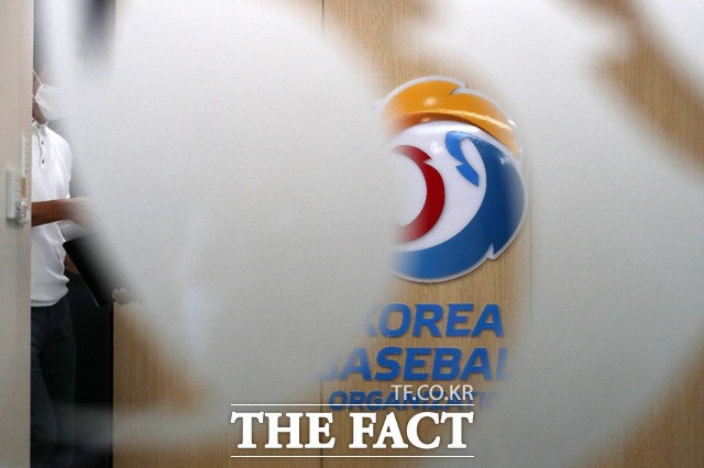 KBO는 국내 고교 졸업 후 외국에서 프로생활을 하면 2년간 국내 무대에 복귀할 수 없다고 선수의 취업을 규약으로 제한하고 있다./뉴시스