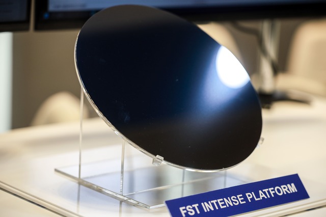 국가표준심의회는 18개 부·처·청이 표준화 정책을 종합해 마련한 ‘2025년도 국가표준시행계획’을 심의·의결하고 총 2475억원을 투입한다고 27일 밝혔다. 사진은 지난 19일 코엑스에서 열린 세미콘 코리아 2025에 반도체 웨이퍼가 전시된 모습. / 뉴시스