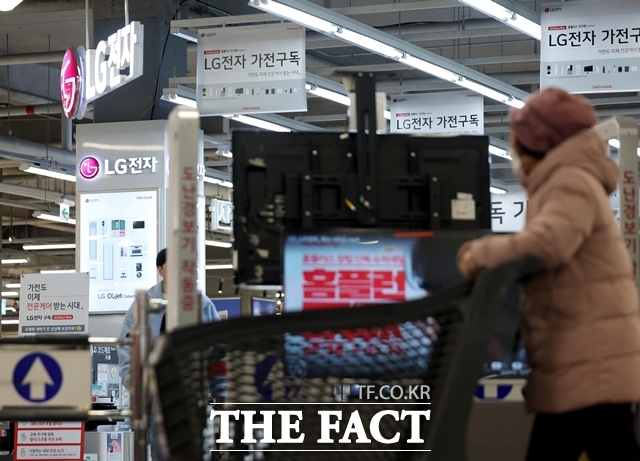 LG전자가 기업회생절차를 밟고 있는 홈플러스에 일시적으로 제품 출하를 중단했다. 사진은 6일 서울 시내 한 홈플러스 매장. /뉴시스