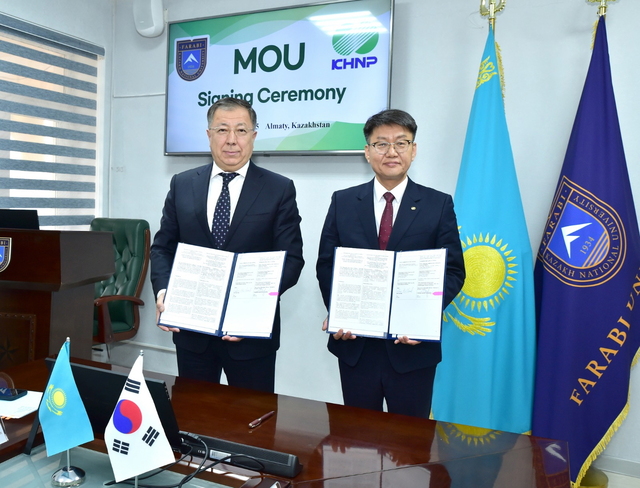 신호철 한국수력원자력 중앙연구원장(오른쪽)과 튀메바예프 잔세이트 파라비 대학교 총장이 지난 3일 우라늄 자원화 업무협약(MOU)을 맺고 기념촬영 하고 있다. / 한수원