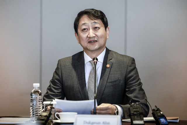 산업통상자원부·하나은행·한국도로공사는 오는 7일 ‘ESCO 업계 금융애로 해소 업무협약(MOU)’을 체결하고 신속한 금융지원을 제공하겠다고 6일 밝혔다. 사진은 안덕근 산업부 장관이 지난달 17일 한-체코 장관급 공급망에너지대회에 발언하고 있는 모습. / 뉴시스