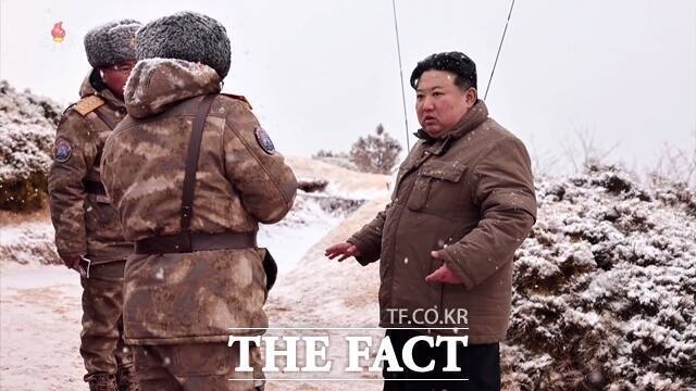 김정은 북한 국무위원장(오른쪽)이 지난해 신형 잠수함발사전략순항미사일(SLCM) 불화살-3-31형 시험발사를 지도하고 있다. /조선중앙TV 갈무리.뉴시스