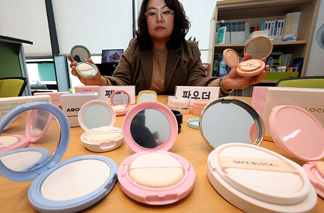 한국소비자연맹 관계자가 10일 세종시 정부세종청사에서 1만 원 미만의 파우더·팩트·에어쿠션 14개 제품에 대해 인체에 미치는 안전성 및 품질에 대한 시험 결과를 설명하고 있다. 소비자연맹은 시험 결과 14개 제품 모두 중금속, 미생물이 불검출돼 안전성 기준에 적합했고 내용량도 표시량에 적합했다고 밝혔다. /뉴시스