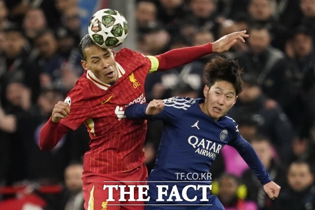 PSG의 이강인이 12일 리버풀과 2024~2025 UCL 16강 2차전에서 연장 전반 11분 교체 투입돼 오른쪽 윙포워드로 활약하면서 판 다이크와 공중복을 다투고 있다./리버풀=AP.뉴시스