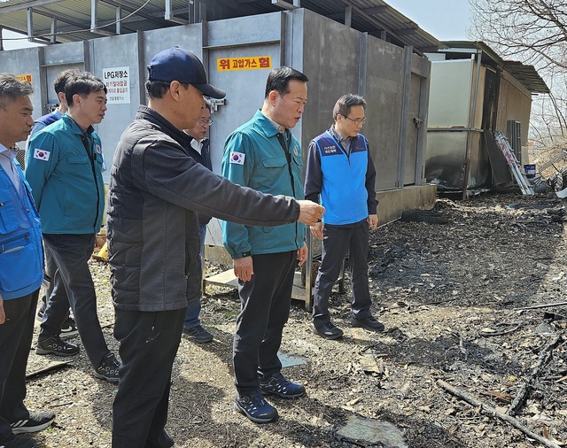 박경국 한국가스안전공사 사장(오른쪽에서 두번째) 이 25일 경북 의성군에 있는 가스시설을 방문하고 관계자의 설명을 듣고 있다. / 가스안전공사