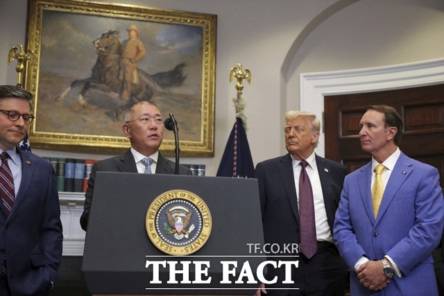 정의선 현대자동차그룹 회장(왼쪽 두 번째)이 지난 3월 미국 백악관 루즈벨트룸에서 도널드 트럼프 대통령(오른쪽 두 번째), 마이크 존슨 하원의장(맨 왼쪽), 제프 랜드리 루이지애나 주지사가 지켜보는 가운데 투자 발표를 하고 있다. /AP·뉴시스