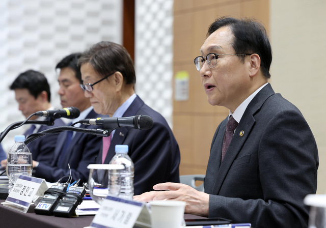 정인교 산업통상자원부 통상교섭본부장(맨 오른쪽)이 오는 8~9일 미국 워싱턴 D.C를 방문해 그리미어 미 USTR 대표 등 정부 주요 인사를 면담한다. 사진은 지난달 25일 서울 삼성동 코엑스에서 열린 대미 무역통상 현안 간담회에 참여한 정 통상본부장. / 뉴시스