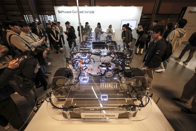 산업통상자원부는 8일 첨단제조 인공지능(AI) 임베디드 소프트웨어(SW) 기술개발을 촉진하기 위해 8개 신규과제에 82억5000만원을 투입한다고 밝혔다. 사진은 지난달 28일 코엑스에서 열린 플레오스 25에 전시된 자동차 주요 제어기. / 뉴시스
