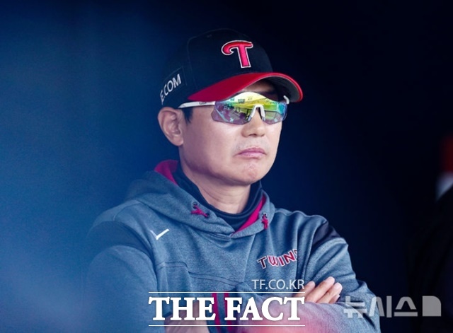 염경엽 LG 트윈스 감독은 11일 잠실 두산전에서 이영재 1루심에게 욕설을 해 퇴장당한 뒤 이튿날 공식 사과했다. /뉴시스
