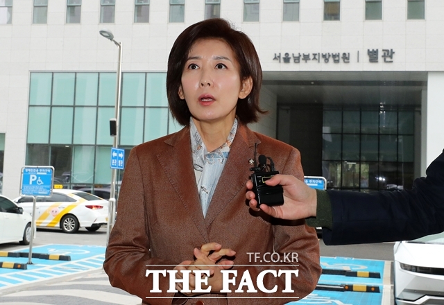 서울남부지법 형사합의11부(장찬 부장판사)는 15일 특수공무집행 방해, 국회법 위반 등 혐의로 기소된 국민의힘 전신 자유한국당 전·현직 의원과 보좌관 등 26명에 대한 1심 결심공판을 진행했다. 검찰은 나경원 국민의힘 의원(당시 자유한국당 원내대표)에게 징역 2년을 구형했다. /뉴시스