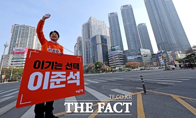 정치권에서는 이 후보의 행보가 정책 발표와 기자회견에 집중하는 다른 주자들과 뚜렷하게 대비된다는 해석이 나온다. /뉴시스