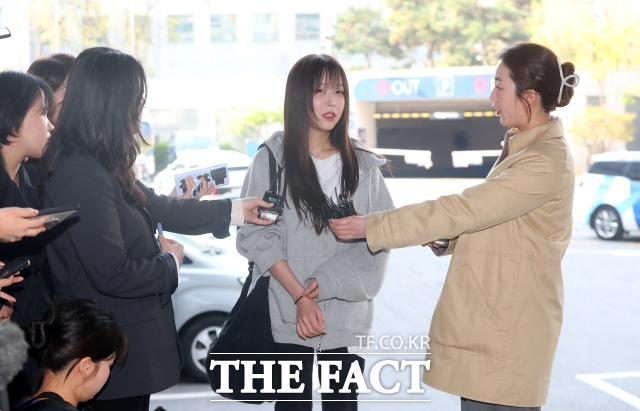 김세의 가로세로연구소를 협박 등 혐의로 고소한 유튜버 쯔양(본명 박정원)이 경찰 출석 40여분만에 조사를 거부했다. 사진은 16일 오전 8시47분께 서울 강남경찰서에 출석하고 있는 박 씨의 모습. /뉴시스