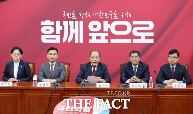 황우여 국민의힘 선거관리위원장이 16일 서울 여의도 국회에서 열린 대통령후보자 선출을 위한 경선 선거관리위원회 회의를 마치고 1차 경선 진출자를 발표하고 있다./뉴시스