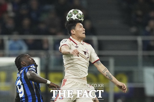 바이에른 뮌헨의 센터백 김민재가 17일 인터 밀란과 2024~2025 UCL 8강 2차전에서 공중볼을 다투고 있다./밀라노=AP.뉴시스