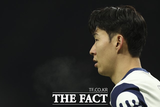 토트넘의 캡틴 손흥민은 발 부상으로 이날 리버풀 출전 명단에서 제외됐다./AP.뉴시스