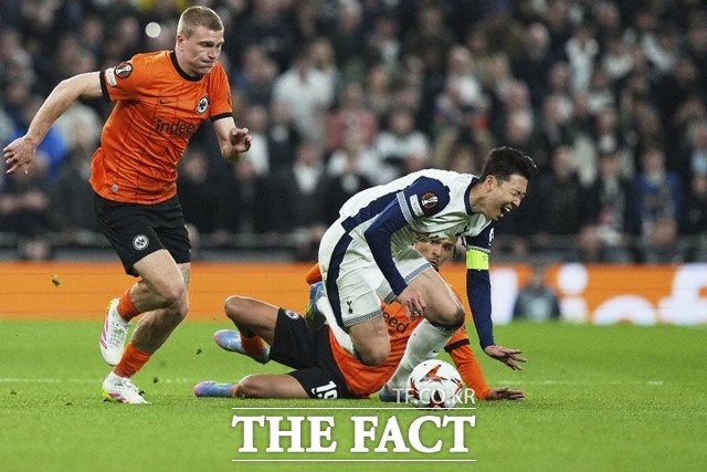 지난달 11일 프랑크푸르트와 UEL 8강 1차전에서 상대 태클에 고통스러워하는 손흥민. 이날 경기 후 손흥민은 6경기 연속 결장하고 있다./AP.뉴시스