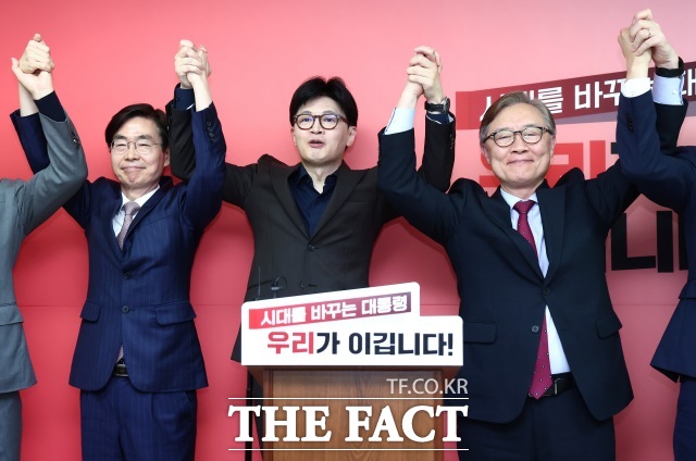 한동훈 국민의힘 대선 경선 후보가 18일 서울 여의도 캠프 사무실에서 최재형, 조경태 캠프 공동선대위원장 등과 기념촬영을 하고 있다. 2025.04.18. /공동취재.뉴시스