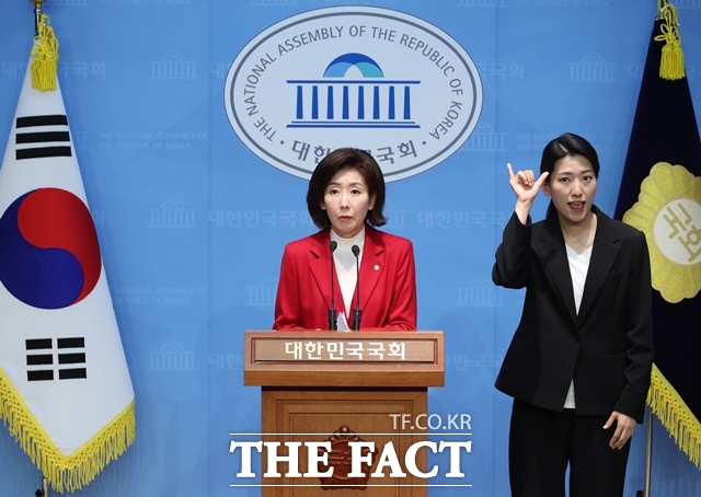 나경원 국민의힘 대선 경선 예비후보가 교육 분야 공약으로 교육감 직선제를 폐지하겠다는 구상을 내놨다. 나 후보가 15일 여의도 국회 소통관에서 경제 분야 공약을 발표하고 있다. /뉴시스