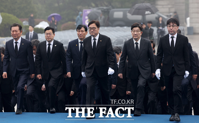 우원식 국회의장이 19일 서울 강북구 수유동 국립 4·19 민주묘지를 참배하기 위해 권성동 국민의힘 원내대표와 박찬대 더불어민주당 당대표 직무대행 겸 원내대표를 비롯한 의원들과 학생혁명기념탑으로 이동하고 있다. /뉴시스