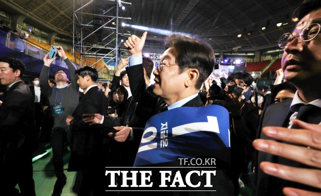 이재명 제21대 대통령 선거 더불어민주당 경선 후보가 19일 오후 충북 청주시 서원구 청주체육관에서 열린 제21대 대통령선거 후보자 선출을 위한 충청권 합동연설회에서 1위를 기록, 지지자들에게 인사를 하고 있다. /뉴시스