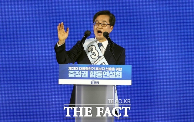 충청권보다 다소 저조한 득표율을 기록한 김동연 후보는 착한 2등을 하러 나오진 않았다. 끝까지 노력하겠다며 제가 생각하는 새로운 대한민국을 만드는 일에 제가 가장 적임자란 것에는 지금도 추호의 흔들림이 없다라고 잘라 말했다. /뉴시스