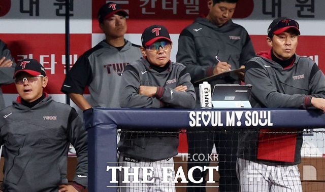 염경엽 LG 트윈스 감독이 여유롭게 더그아웃에서 경기를 지켜보고 있다. 염 감독은 이번 시즌 소통을 중시하는 등 많이 유연해졌다는 평가를 받고 있다. /뉴시스