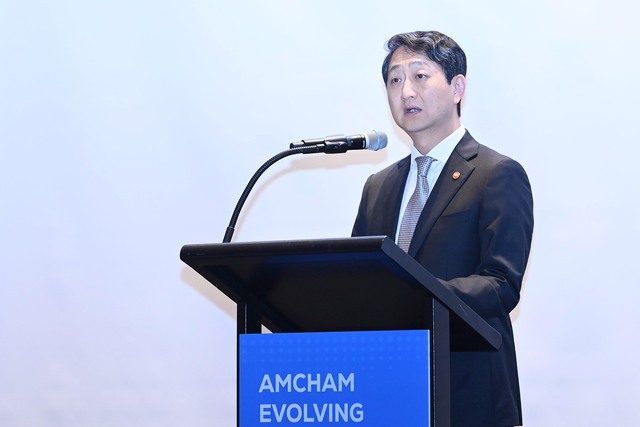 산업통상자원부는 21일 ‘제2차 기회발전특구 투자기업 간담회’를 열고 중부권 기회발전특구 투자기업의 투자현황과 투자애로 해소방안을 점검했다. 사진은 안덕근 산업부 장관이 지난 18일 주한미국상공회의소 에너지 포럼에 참석해 축사를 하고 있는 모습. / 뉴시스