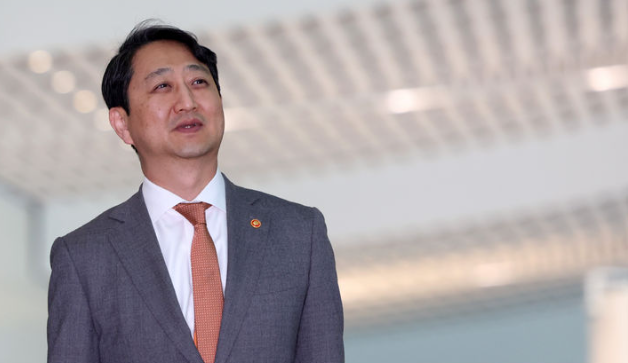 산업통상자원부는 안덕근 장관이 미 관세 조치 관련 협의를 위해 오는 23일 미국 워싱턴 D.C를 방문한다고 22일 밝혔다. 사진은 지난달 19일 미국 워싱턴 D.C.로 출국하고 있는 안 장관. / 뉴시스