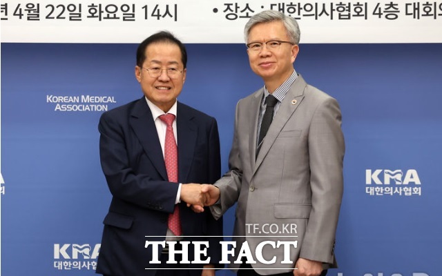 홍준표(왼쪽) 국민의힘 경선 후보와 김택우 대한의사협회 회장이 22일 오후 서울 용산구 대한의사협회 대회의실에서 기념촬영을 하고 있다. /뉴시스