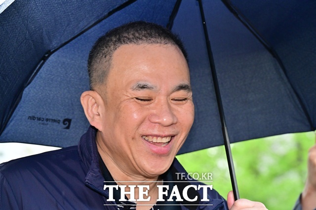 지난해 4월 22일 오전 최근 보석으로 풀려난 정치 브로커 명태균 씨가 경남 창원시 성산구 창원지방법원에서 열린 제4차 공판에 출석하며 취재진 질문에 답하고 있다. /뉴시스