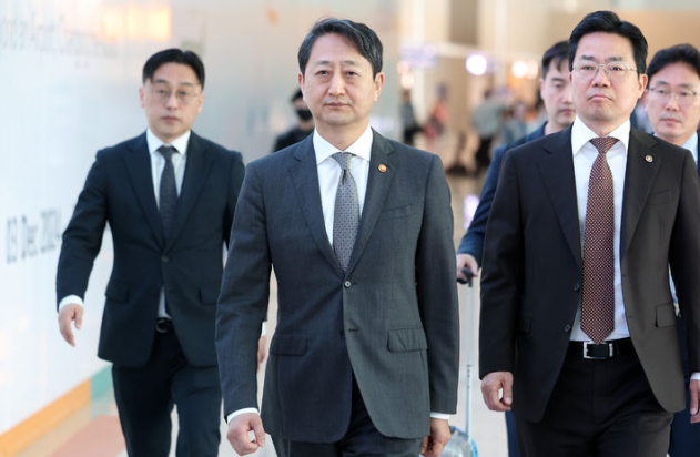 안덕근 산업통상자원부 장관(가운데)이 23일 오전 인천국제공항 제2여객터미널을 통해 미국 워싱턴D.C.로 출국하고 있다. / 뉴시스