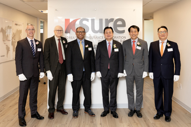 장영진 한국무역보험공사 사장(오른쪽 두 번째)이 지난 22일 미국 워싱턴지사 제막식 행사 후 기념 촬영을 하고 있다. / 무보