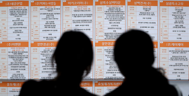 산업통상자원부는 23일 서울 코엑스에서 ‘2025년 중견기업 일자리 박람회’를 개최했다. 사진은 지난 10일 대구 달서구청 대강당에서 열린 2025 달서구 중장년 취업박람회. / 뉴시스