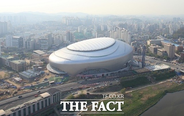 지구 온난화로 우리나라도 아열대 현상을 자주 보이고 있다. 기후에 관계없이 경기를 치를 수 있는 돔구장 추가 건설이 시급하다. 국내 유일의 돔구장인 고척돔 전경. /서울시