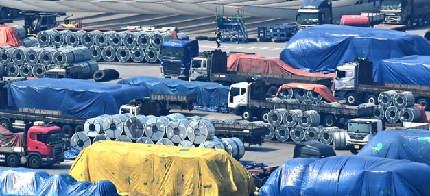 무역위원회는 24일 베트남산 스테인리스강 냉간압연 제품에 대해 최대 18.81% 덤핑방지관세 부과 건의를 결정했다. 사진은 지난 3일 경기도 평택시 포승읍 평택항 수출 야적장에 쌓인 철강 제품. / 뉴시스