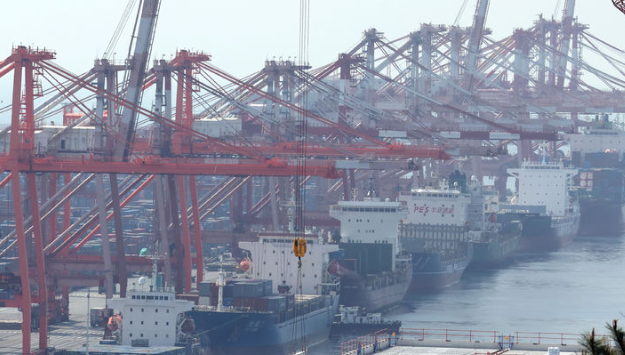 국가기술표준원은 24일 서울 엘타워에서 ‘무역기술장벽 대응 기업 간담회’를 열고 수출기업의 애로 사항을 청취했다. 사진은 지난 9일 부산 남구 신선대부두. / 뉴시스