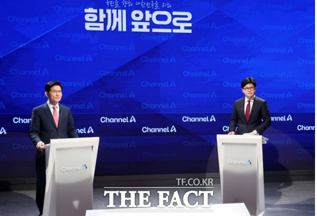 제21대 대통령 선거 국민의힘 2차 경선 진출자인 김문수(왼쪽), 한동훈 후보가 24일 서울 종로구 동아미디어센터 채널A 오픈스튜디오에서 열린 2차 경선토론회 1:1 맞수 토론에 앞서 정면을 응시하고 있다. /뉴시스