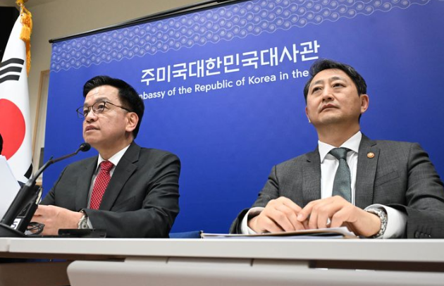 최상목 부총리 겸 기획재정부 장관(왼쪽)이 안덕근 산업통상자원부 장관(오른쪽)과 함께 지난 24일(현지시각) 미국 워싱턴D.C. 주미대사관에서 한-미 2+2 통상협의 관련 합동브리핑을 하고 있다. / 기재부·뉴시스