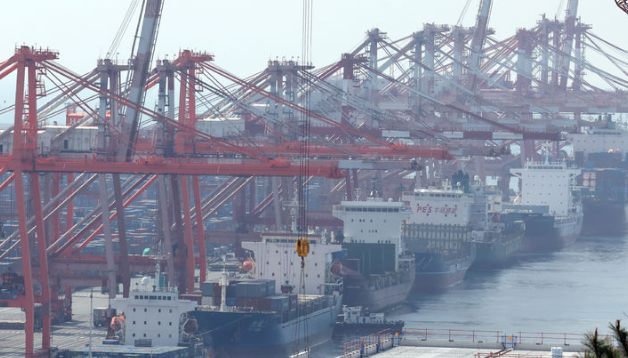 정인교 산업통상자원부 통상교섭본부장은 28일 무역보험공사에서 16개 지방자치단체 및 6개 경제자유구역청, 코트라(KOTRA), 산업단지공단 등과 함께 ‘중앙·지방 외국인투자 정책협의회’를 개최했다. 사진은 지난 9일 부산 남구 신선대부두. / 뉴시스