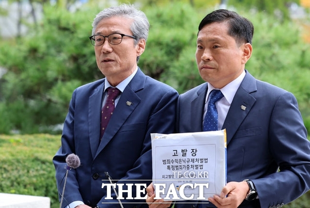 원순석 5·18기념재단 이사장(왼쪽)이 지난해 10월 서울 서초구 대검찰청 민원실 앞에서 노태우 전 대통령 일가에 대한 고발 취지를 설명하고 있다. /뉴시스