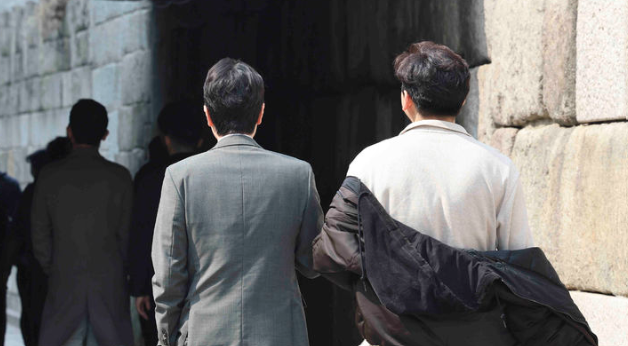 고용노동부는 29일 ‘2024년 6월 고용형태별근로실태조사’ 결과를 발표하고 지난해 비정규직의 임금 수준이 정규직 근로자의 약 66.4% 수준으로 집계됐다고 밝혔다. 사진은 지난달 서울 종로구 청계천 인근에서 직장인들. / 뉴시스