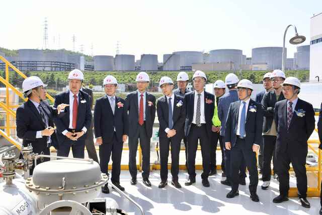 문일주 한국전력 기술혁신본부장(왼쪽 3번째)이 29일 한국동서발전 울산발전본부에서 ‘LNG 발전 1메가와트(MW) 습식 CO₂ 포집 플랜트 준공식’을 개최하고 기념촬영 하고 있다. / 한전