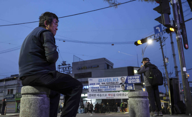 29일 고용노동부는 ‘3월 사업체노동력조사’ 결과를 발표했다. 사진은 지난 10일 새벽 서울 구로구 남구로역 인근 인력시장에서 일감을 구하기 위해 대기하고 있는 건설 일용직 노동자들. / 뉴시스