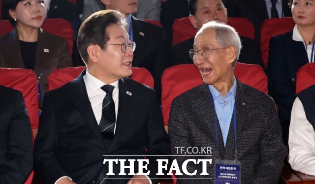 이재명(왼쪽) 더불어민주당 대선후보가 지난달 30일 오후 서울 여의도 국회 의원회관에서 열린 더불어민주당 제21대 대통령선거 진짜 대한민국 중앙선거대책위원회 출범식에서 윤여준 상임총괄선거대책위원장과 대화하고 있다. /뉴시스