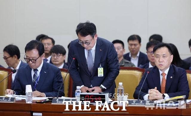 30일 오전 서울 여의도 국회에서 열린 과학기술정보방송통신위원회 전체회의에서 유영상 SKT텔레콤 대표가 최근 유심 정보 유출 사태에 따른 사과를 하고 있다. /뉴시스