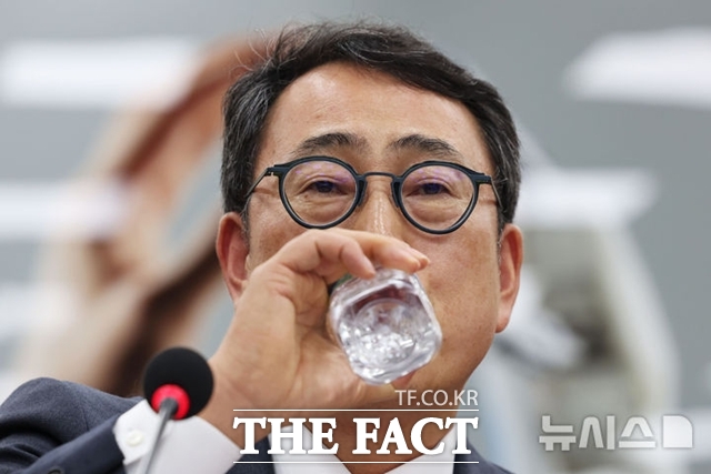 30일 오전 서울 여의도 국회에서 열린 과학기술정보방송통신위원회 전체회의에서 유영상 SK텔레콤 대표가 물을 마시고 있다. /뉴시스