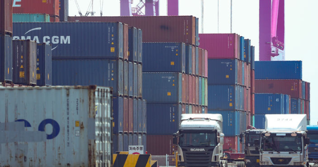 산업통상자원부는 30일부터 이틀간 장성길 산업부 통상정책국장이 미국 워싱턴 D.C를 방문해 미국 무역대표부(USTR)과 함께 기술협의 이어간다고 밝혔다. 사진은 지난 24일 인천 연수구 인천신항 컨테이너 터미널. / 뉴시스